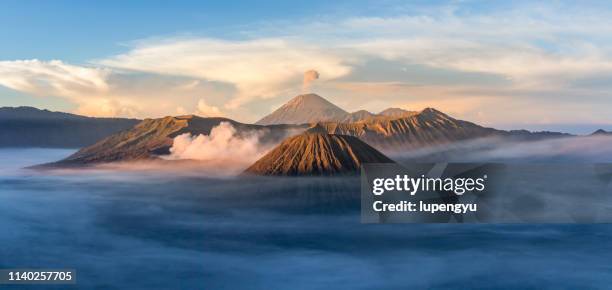 mount bromo dramatic sunrise ,indonesia - bromo tengger semeru national park stockfoto's en -beelden