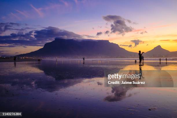 table mountain sunset reflections 02 - table mountain cape town stock-fotos und bilder