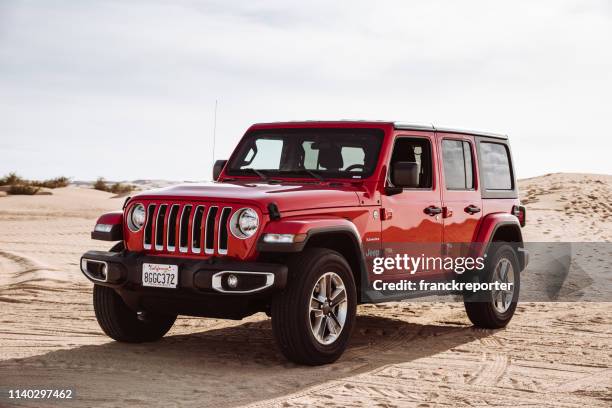 neuer 2019 jeep wrangler in den kaiserlichen sanddünen - jeep wrangler stock-fotos und bilder