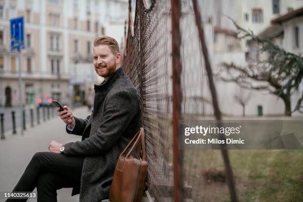 geschäftsmann telefoniert - busstop stock-fotos und bilder