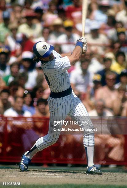 Robin Yount of the Milwaukee Brewers bats during a Major League Baseball game circa 1988 at Milwaukee County Stadium in Milwaukee, Wisconsin. Yount...