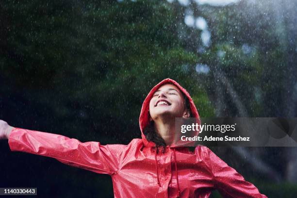 maak regenachtige dagen leuk gevulde dagen - rood jak stockfoto's en -beelden