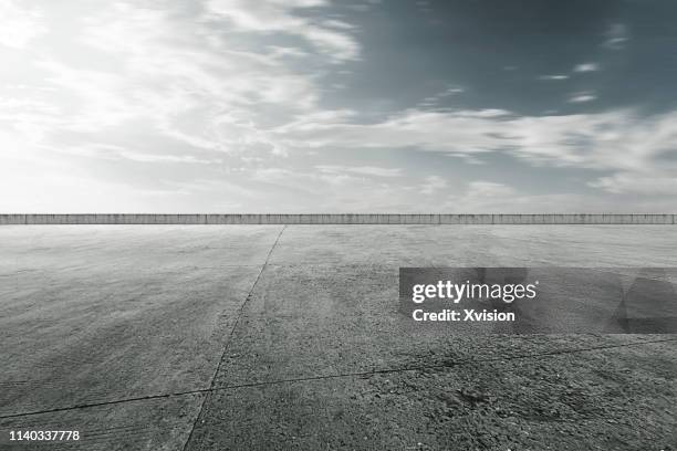 wide open concrete platform under blue sky - concrete floor stockfoto's en -beelden