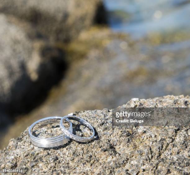 alliances anneaux de mariage - mariage stock pictures, royalty-free photos & images