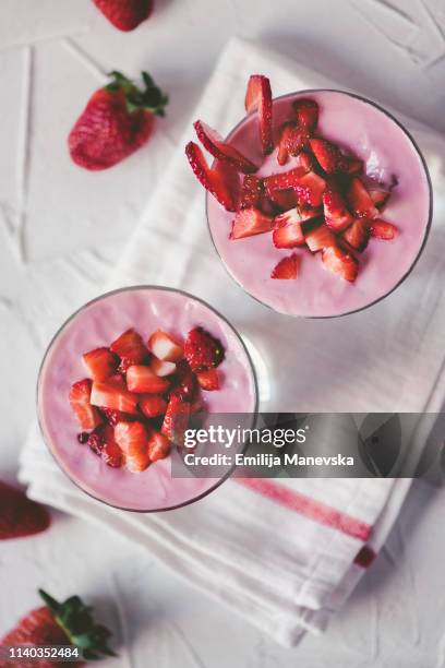 strawberry chia seed pudding - mousse stock-fotos und bilder