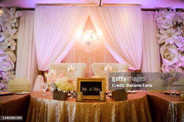 head table of elegance - wedding reception stock pictures, royalty-free photos & images