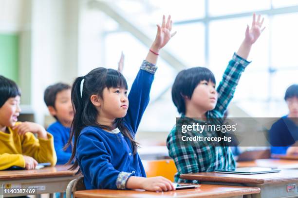 教室で学ぶ小学生 - 小学生 ストックフォトと画像