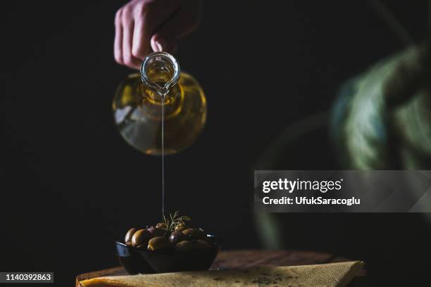 olio d’oliva - gusto foto e immagini stock