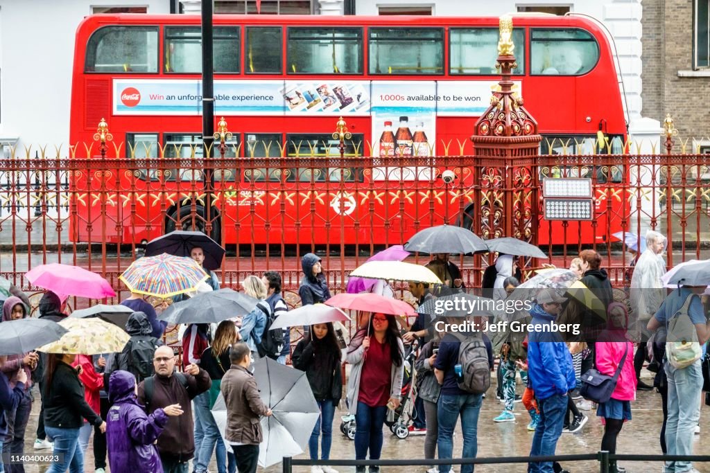 London, Natural History Museum, ticket line and double decker bus