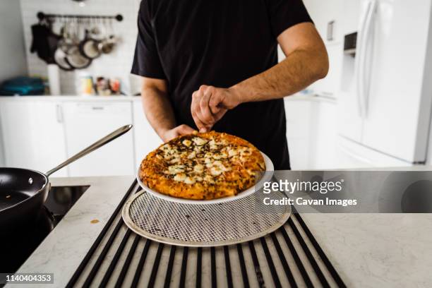 man plating pizza - food plating stock-fotos und bilder