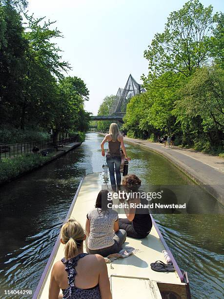 london canal boating - volière stockfoto's en -beelden