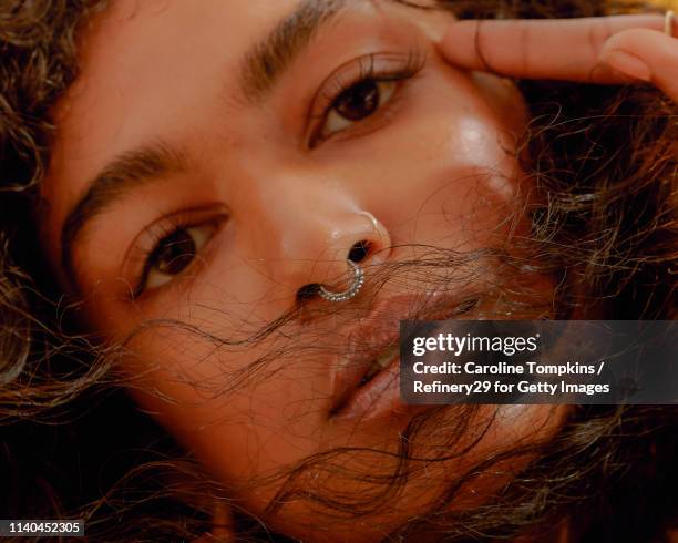 portrait of a young confident woman looking into the camera - noapologiescollection 個照片及圖片檔