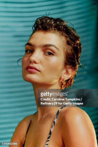 portrait of young confident woman with wet hair - wet hair fotografías e imágenes de stock
