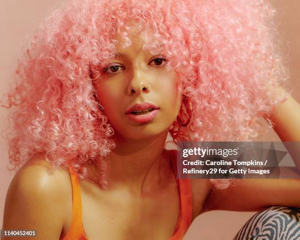 portrait of young confident woman with pink hair - pink hair imagens e fotografias de stock