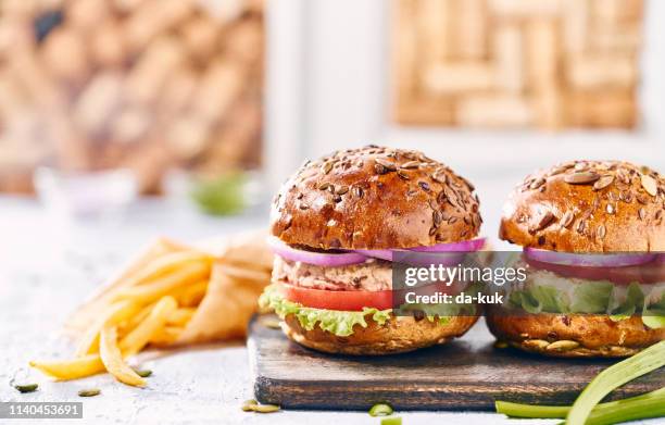 smakelijke zelfgemaakte hamburger met kip - kipburger stockfoto's en -beelden