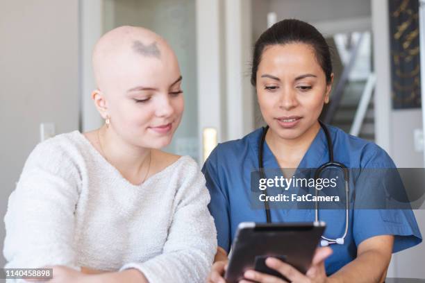 en el camino hacia la recuperación - alopecia fotografías e imágenes de stock