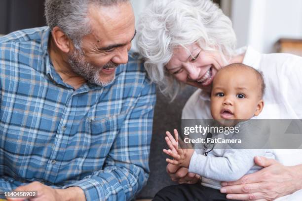 oma und opa werden dich immer lieben - erben stock-fotos und bilder