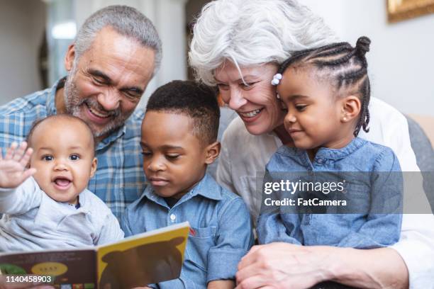 story tijd met oma en opa - medicaid stockfoto's en -beelden