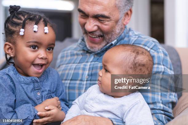 speeltijd met opa! - medicaid stockfoto's en -beelden