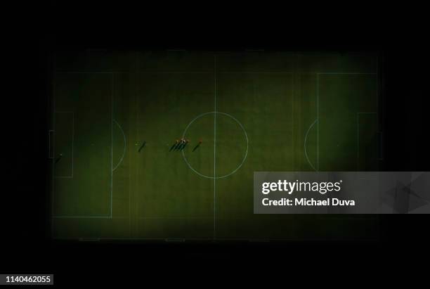 players shooting goals on soccer field, practicing  directly above - aerial view of football field stockfoto's en -beelden