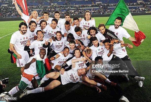 Players of Milan celebrate the victory after the Serie A match between AS Roma and AC Milan at Stadio Olimpico on May 7, 2011 in Rome, Italy.