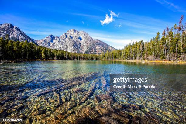 lake in front of grand teton mountain - grand teton national park - fotografias e filmes do acervo