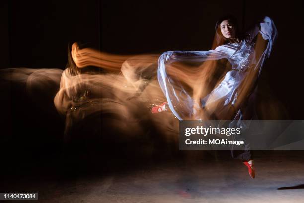 portraits of young women dancing chinese classical dance in the studio - long exposure dancer stock-fotos und bilder