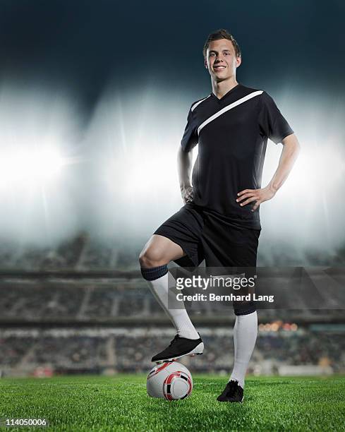 portrait of soccer player in stadium - fußballspieler stock-fotos und bilder