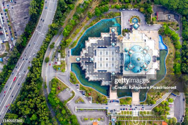 kuala lumpur, malaysia, aerial view of the federal territory mosque masjid wilayah persekutuan - federal territory mosque stock-fotos und bilder