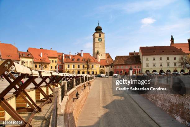 old town hall tower square, view over the bridge of lies, sibiu, romania - sibiu 個照片及圖片檔