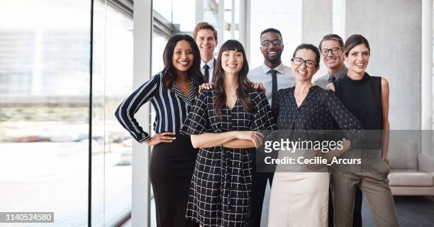 wir sind das preisgekrönte team! - multiracial group stock-fotos und bilder