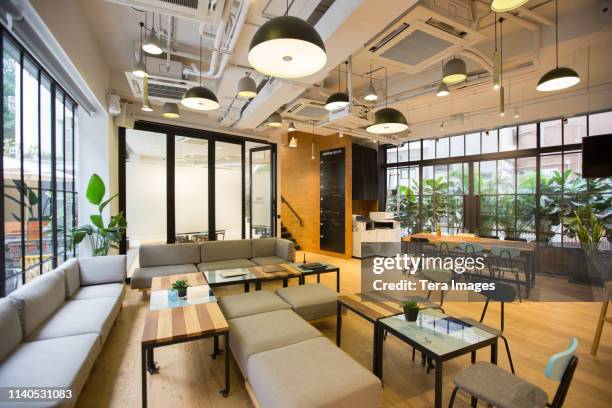 un'area dello spazio di co-working vuota - coworking foto e immagini stock
