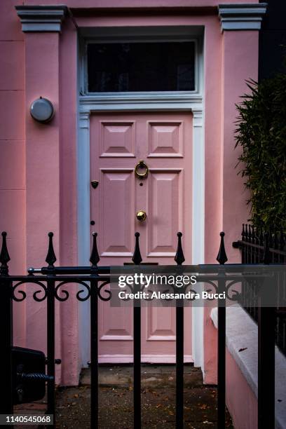 pretty in pink - ringing doorbell photos et images de collection