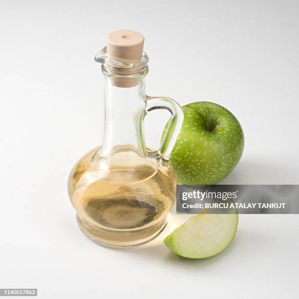 apple vinegar with green apple - vinegar stockfoto's en -beelden