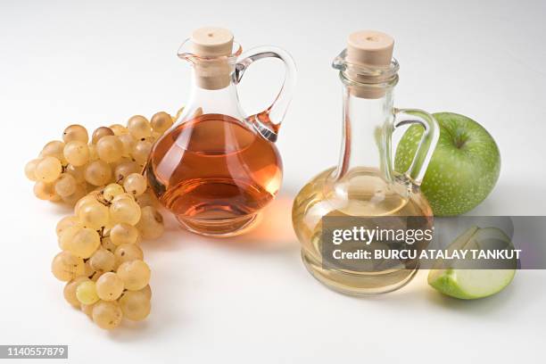 apple and grape vinegar - vinegar stockfoto's en -beelden
