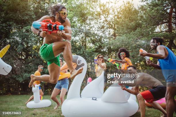 no hay pistola de chorro, no hay diversión - pistola de agua fotografías e imágenes de stock