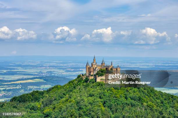 hohenzollern castle (hohenzollern burg) at a nice summer day. - burg hohenzollern stockfoto's en -beelden