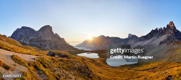 the famous bödenseen lakes (laghi dei piani) and the mountain innichriedlknoten near the tre cime di lavaredo (drei zinnen) at sunrise. unesco world heritage site. - panoramic lake stock pictures, royalty-free photos & images