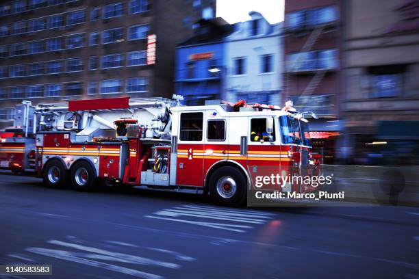 firetruck in de vs - brandweerwagen stockfoto's en -beelden