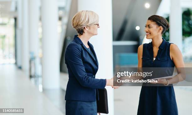 dit is een begin van iets groots - business people handshake stockfoto's en -beelden