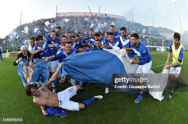 Players of Brescia Calcio celebrate winning the Serie B championship after the Serie B match between Brescia Calcio and Ascoli Calcio 1898 FC at...