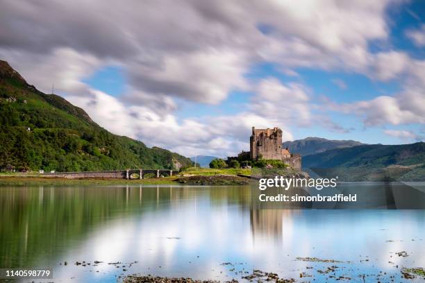 o castelo de eilean donan nas terras altas ocidentais de scotland - long - fotografias e filmes do acervo