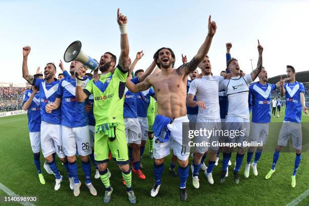 Players of Brescia Calcio celebrate winning the Serie B championship after the Serie B match between Brescia Calcio and Ascoli Calcio 1898 FC at...