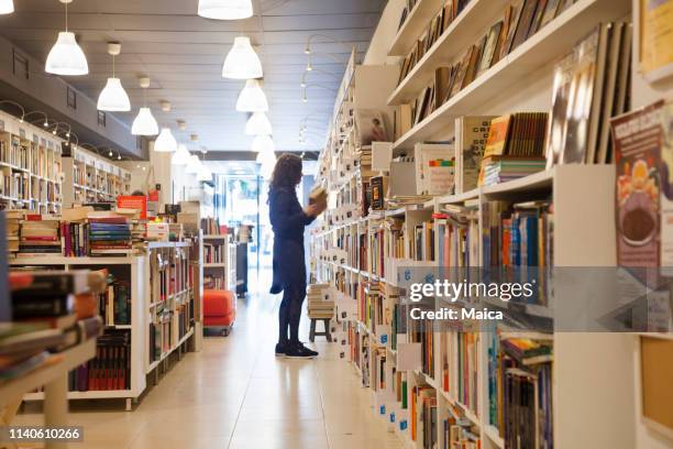 la organización de la estantería en la librería - librería fotografías e imágenes de stock