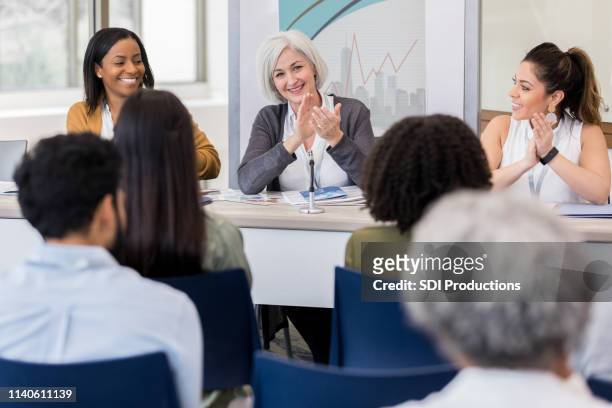 een women's health panel juicht spreker - summit meeting stockfoto's en -beelden