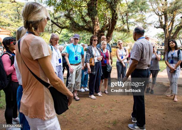 guía y turistas en la india - guiding fotografías e imágenes de stock