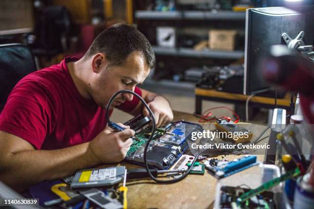 techniker reparieren laptop - zerlegen stock-fotos und bilder