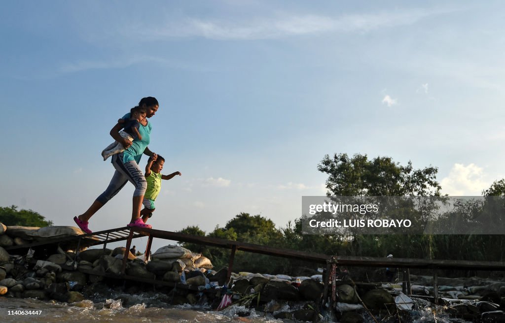 TOPSHOT-COLOMBIA-VENEZUELA-CRISIS-BORDER