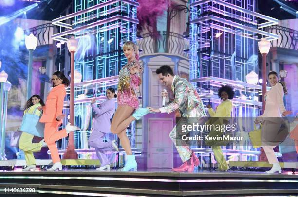 Taylor Swift and Brendon Urie perform onstage during the 2019 Billboard Music Awards at MGM Grand Garden Arena on May 1, 2019 in Las Vegas, Nevada.
