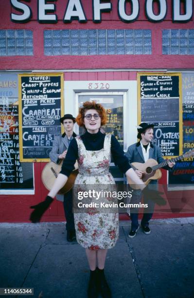 Simon Edwards, Eddi Reader and Simon Nevin of British pop group Fairground Attraction circa 1987.